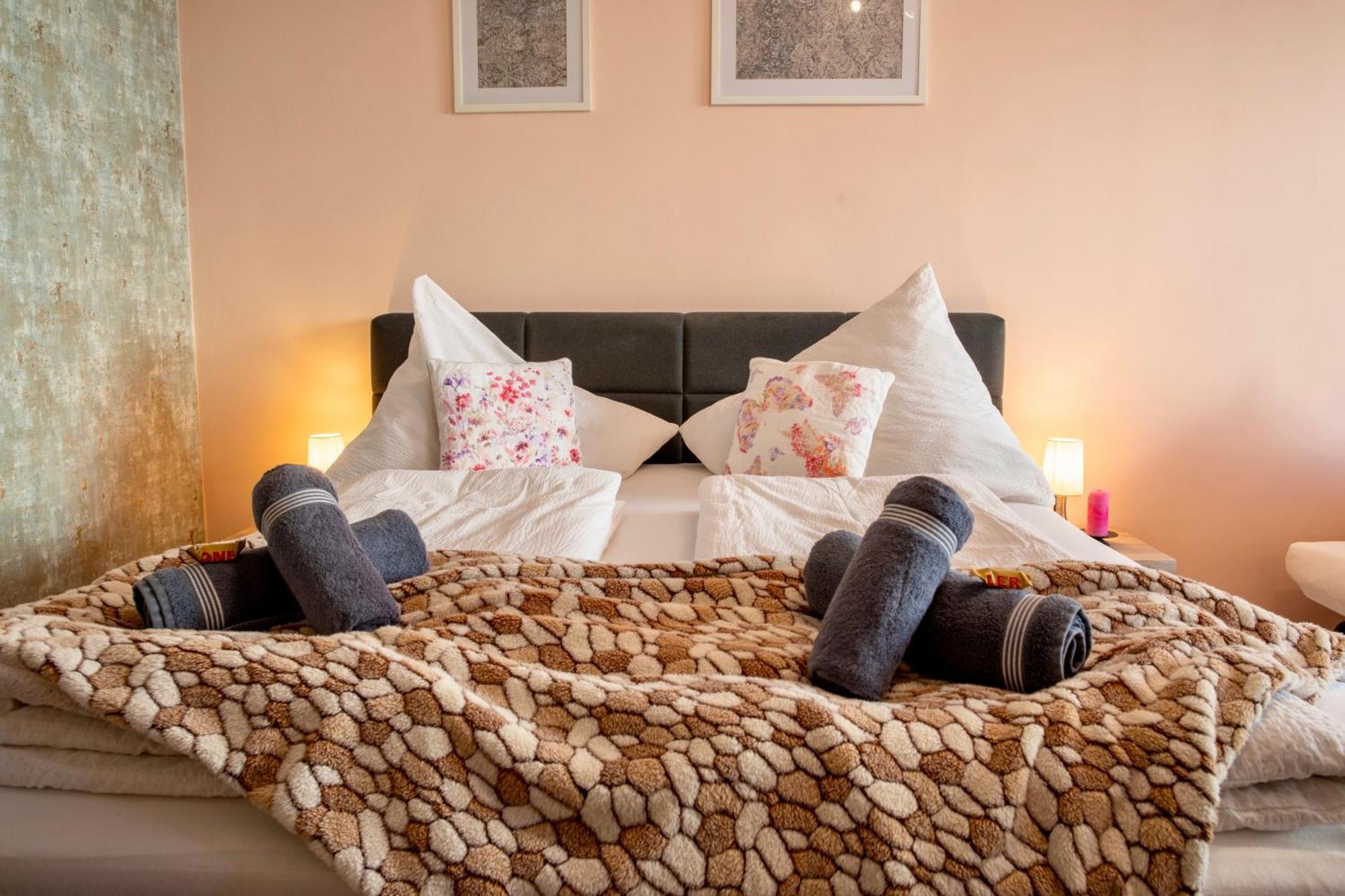 Stylishly Colorful & In - Wifi Apartment *